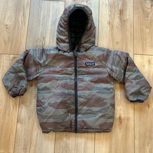 Patagonia Kids reversable Camo Puffer Jacket in Olive/Brown